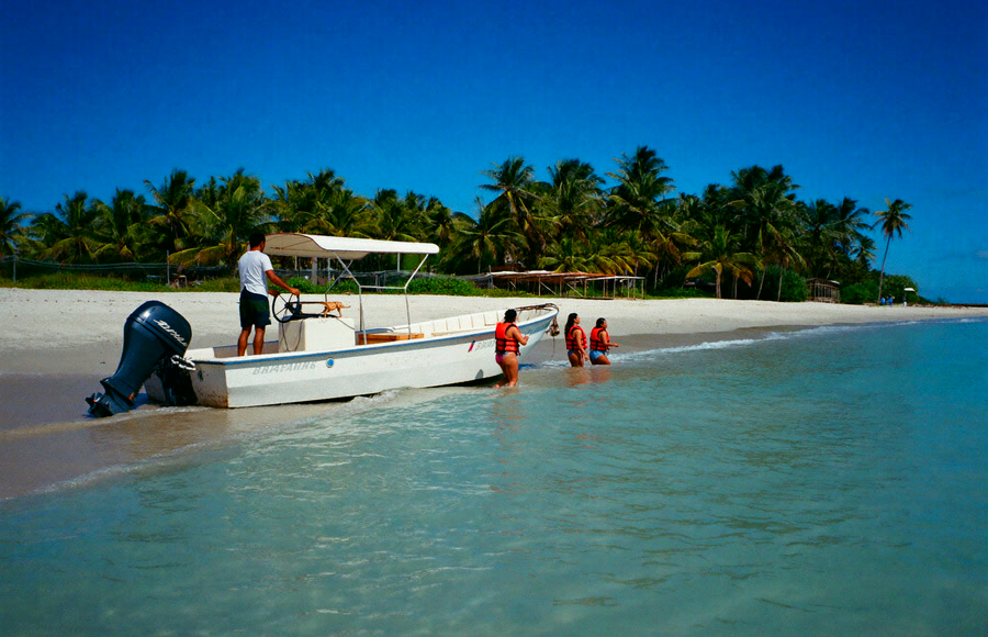Caminhada até a praia e embarque